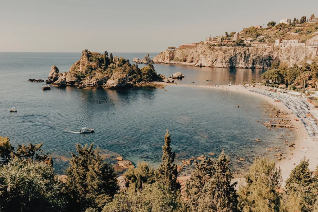 Un viaje por las maravillas del Mediterráneo y ciudades bulliciosas